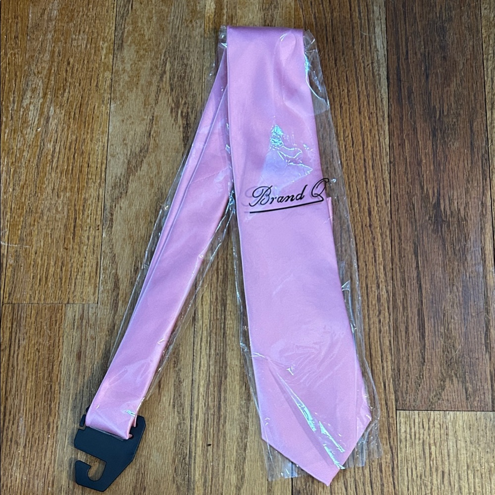 NWT Q Brand Men’s Light Pink Neck Tie & Pocket Square
